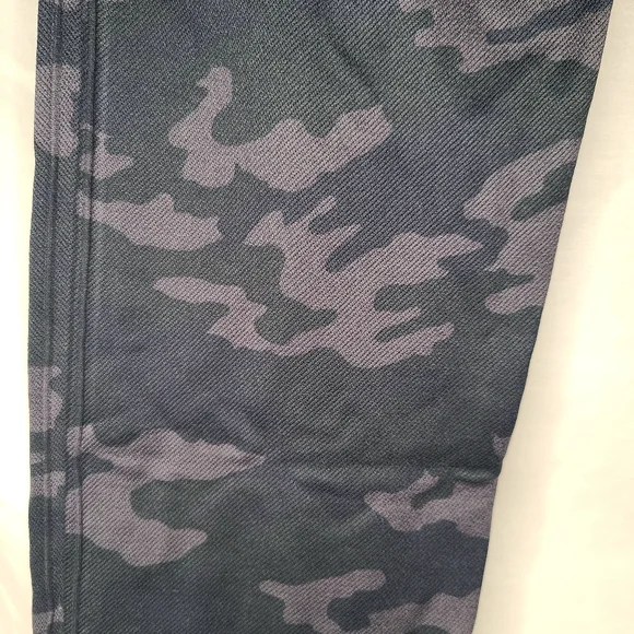 Spanx dark camo leggings. Women’s size 1X . New with tags! - Picture 9 of 9